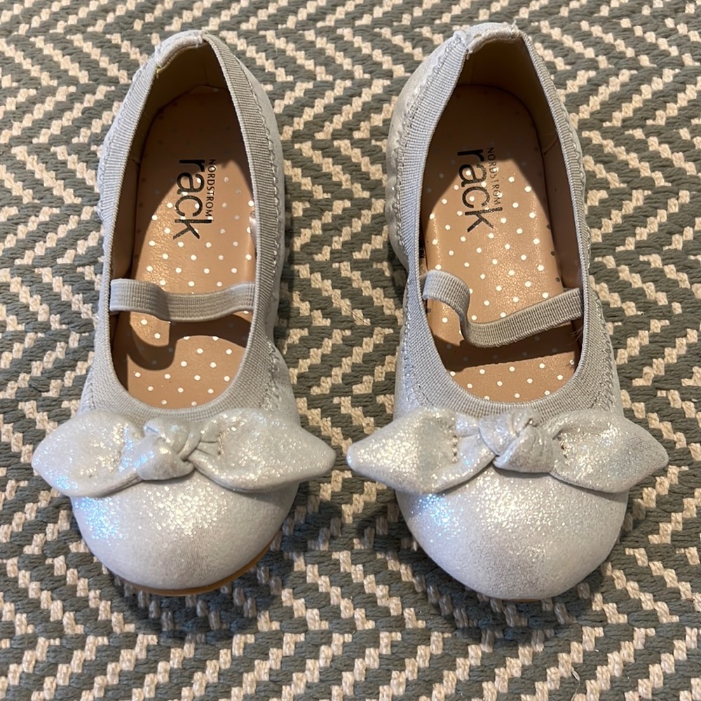 New with tags girls child/ toddler size 9 Nordstrom rack silver balet flats